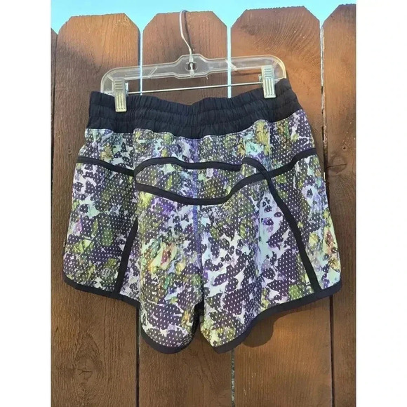 Lululemon Tracker Short III *4-way Stretch Size 6 - Picture 6 of 9